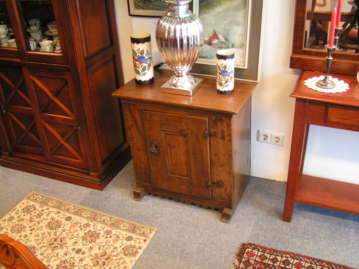 artikelnr 1602035 Antieke Massief Eiken Spinde 18 eeuws in Zeer goedestaat. vraagprijs €749,- euro
Deze zeer mooie spinde is helemaal origineel en helemaal perfect.
Afm D 40 B 67 H 67 cm.
