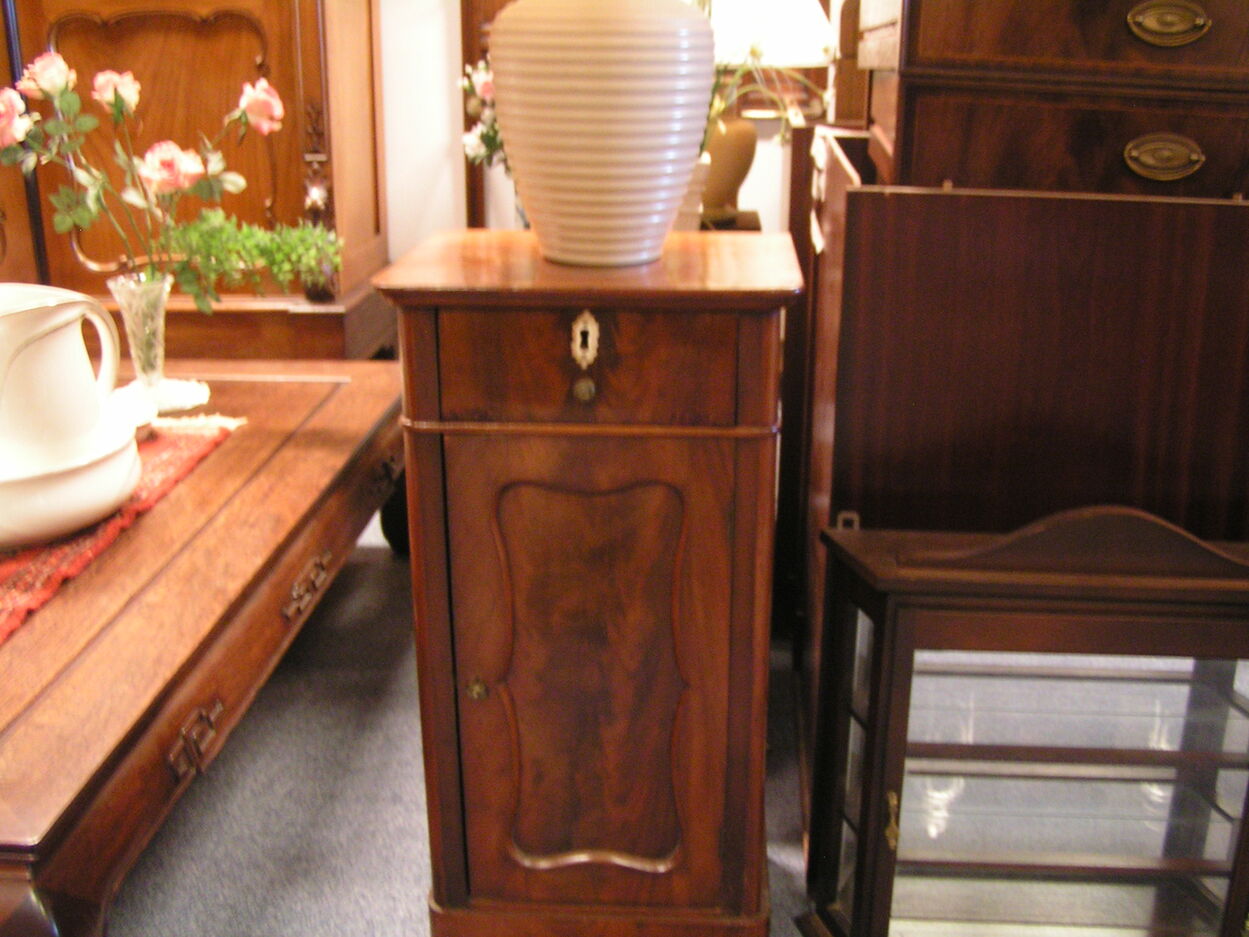 artikelnr 1602030 Antiek Biedermeier Nachtkastje van Mahoniehout in zeer goede staat.
Antiek Biedermeier Nachtkastje van Mahoniehout in zeer goede staat.
afm H 76 B 38 D 32 cm. vraagprijs €249,- euro
