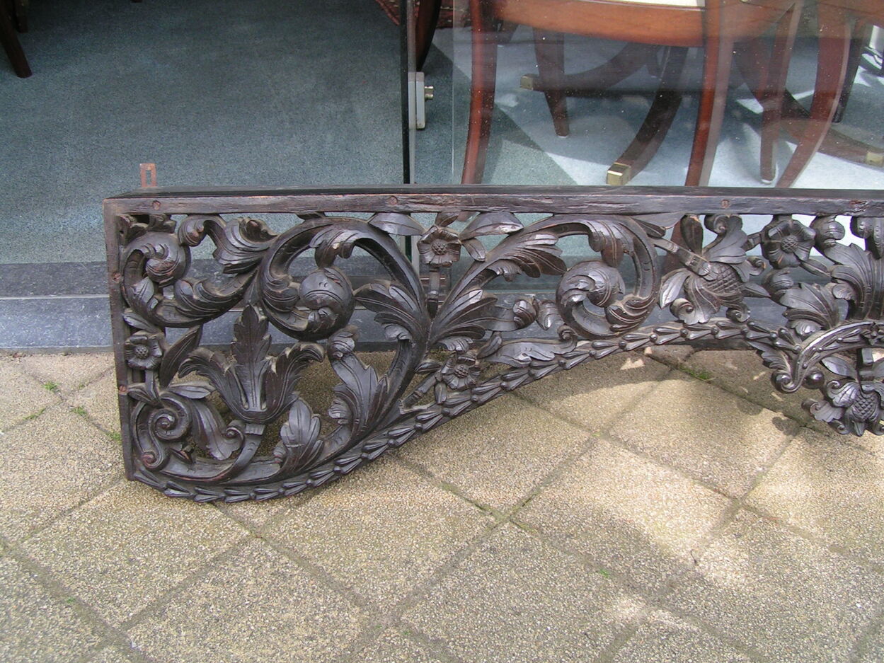 artikelnr. 1602032 Een Rijkgesneden Kolonioul Ornament 19 eeuws in Zeer Goede Staat. vraagprijs €250,- euro
Afm B 183 H 38 D 16 cm.
