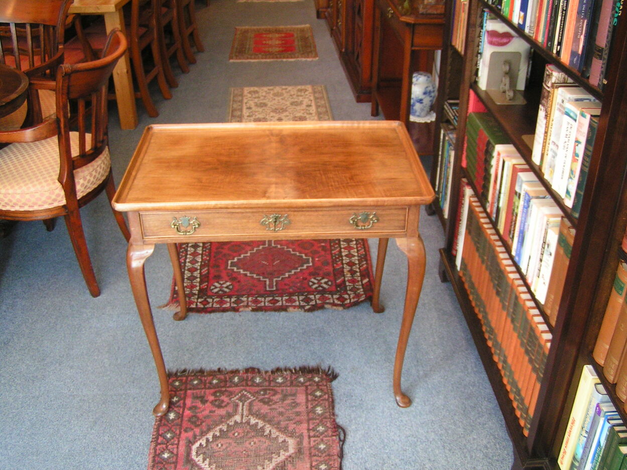 artikelnr. 1602037 Thee Tafel Queen Anne Stijl van Eikenhout 19 eeuw in Zeer Goede Staat Prijs €325,- euro
Zeer Mooie Thee Tafel, Voorzien met Messing Beslag en met Laden.
Afm D 52 B 78 H 70 cm
