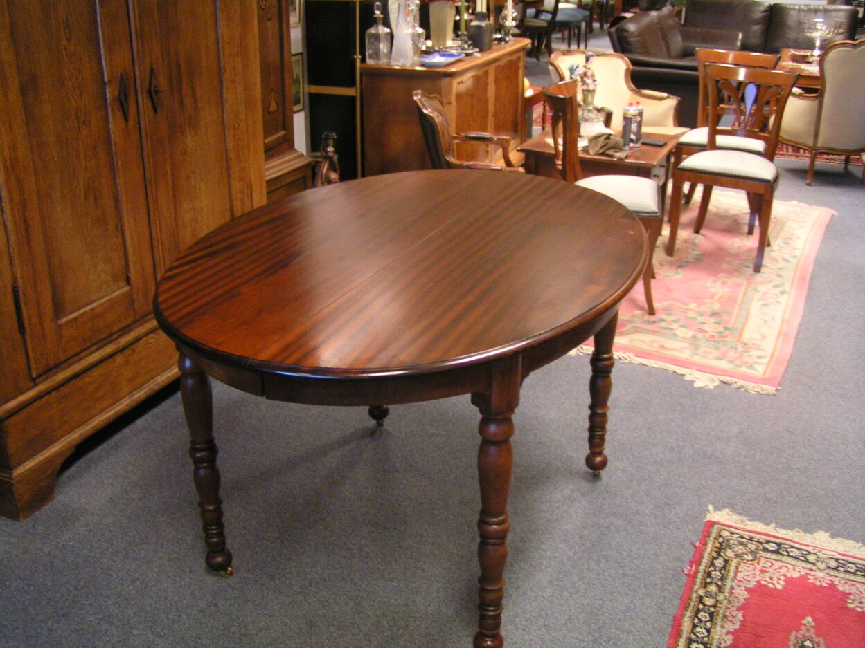 artikelnr. 1602031 Antieke Grote Mahonie Coulissen Tafel in Nieuwstaat! prijs €1250,-
Antieke Grote Mahonie Coulissen Tafel in Nieuwstaat en helemaal perfect, met twee tussen bladen en staat op messing wielen.
Afm B 1.40 L 1.85 H 80 cm tussen bladen zijn 40 cm 
vraagprijs €1250,- euro.
