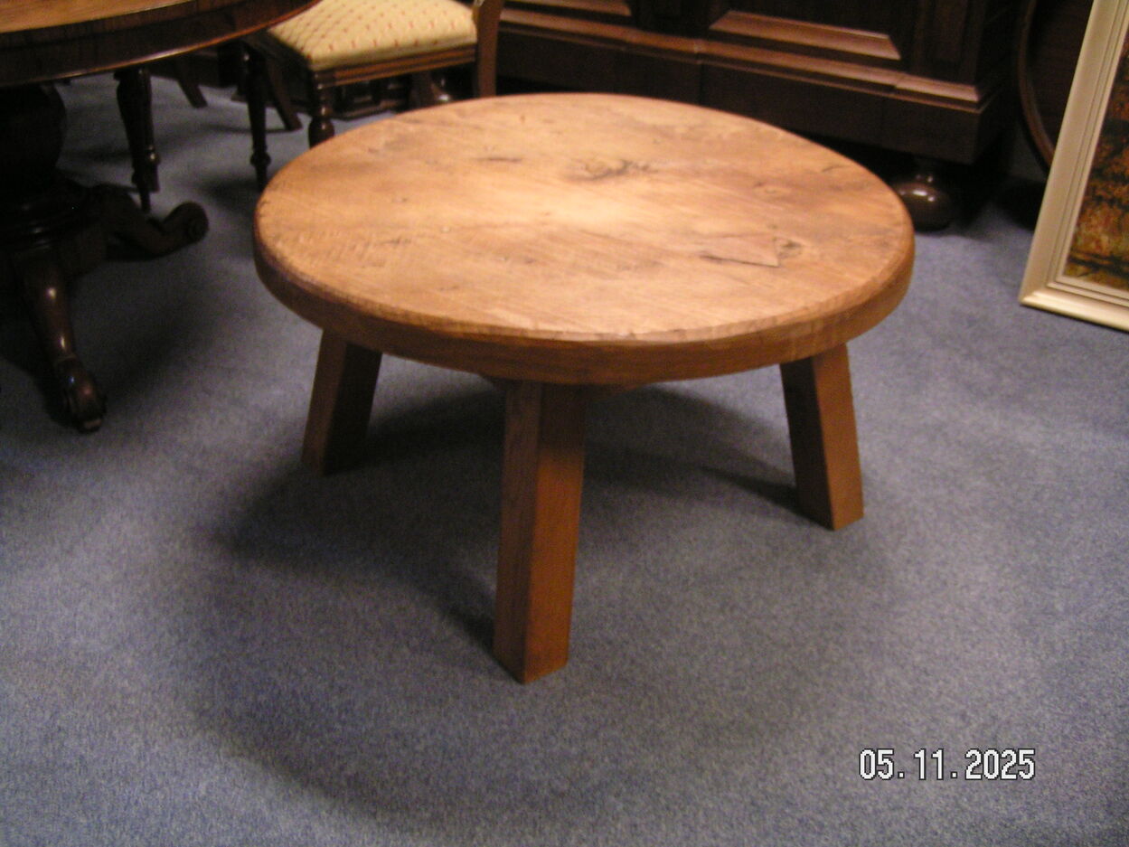 artikelnr. 1602044 Antieke Brutalistische Massief Eiken Salontafel in zeer goede staat. prijs €395,- euro
Afm Doorsnede 90 cm H 50 cm Dikte Bovenblad 6 cm.
