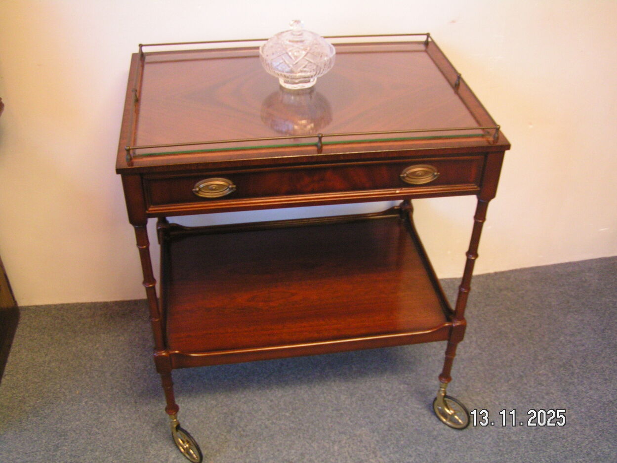 artikelnr. 1602052 HELDENSE EXCLUSIVE Theewagen in Mahonie in Nieuwstaat €449,- euro.
Theewagen staat op Messing Wielen en met Geslepen Glasplaat.
Afm B67 D 46 H 80 cm
