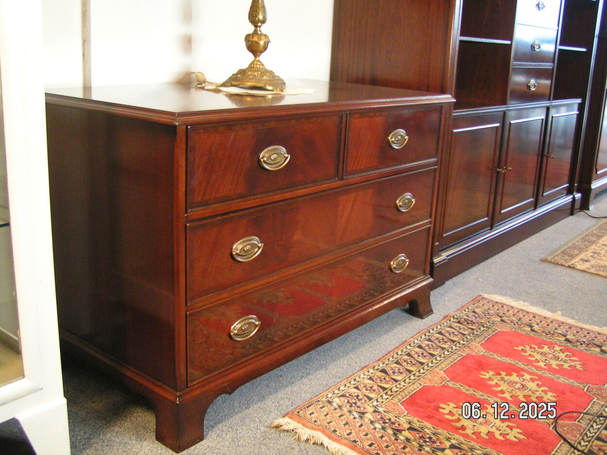 artikelnr. 1602059 HELDENSE EXCLUSIVE MAHONIE TV/AUDIO-KOMMODE in NIEUWSTAAT prijs €699,- euro.
