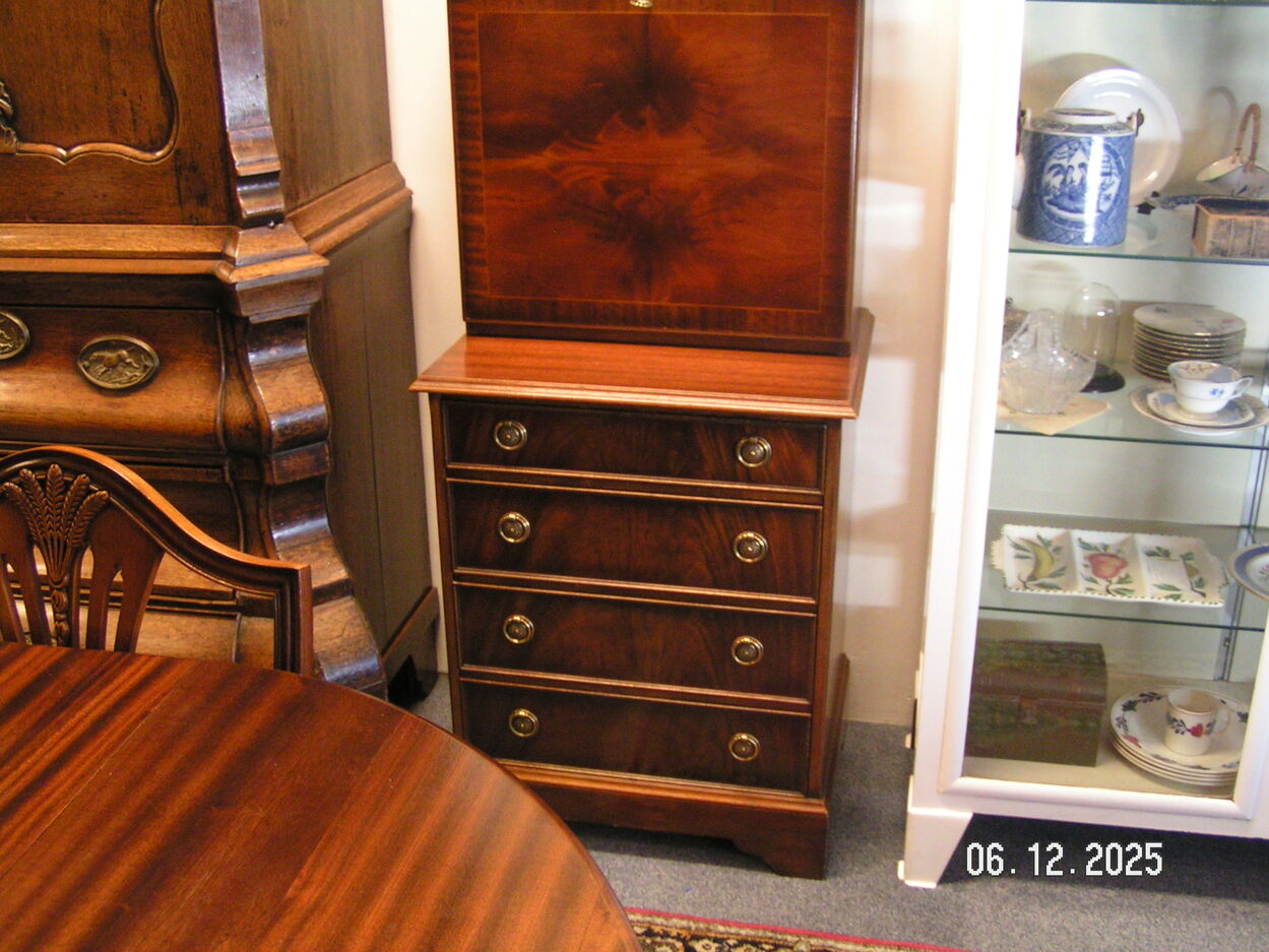 artikelnr. 1602060 HELDENSE EXCLUSIVE SECRETAIRE Mahonie in zeer goede staat prijs €550,- euro.
Secretaire met goudbedrukt lederen blad.
Afm H 1.40 B 60 D 45 cm
