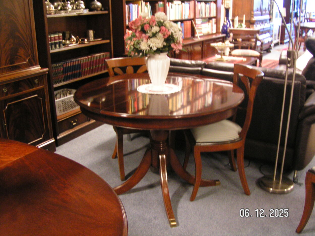 artikelnr. 1602061 HELDENSE EXCLUSIVE Mahonie Uitschuifbare Ronde Eetkamertafel met Intarsia Ingelegede Bladen. prijs €1250,- euro.
Afm 110 ( + 50 ) x 110 x 76 cm. 43 ( 20 ) x 43 x 30 inch.
Altijd diverse soorten en maten in de voorraad staan.
