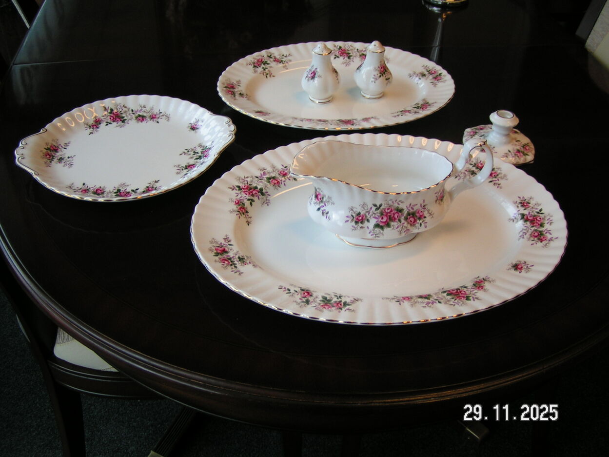 Verkocht artikelnr. 1602055 ROYAL ALBERT Lavender Rose Engeland, in Nieuwstaat!
1 x Schaal 26 cm 1 x 33 cm 1 x 39 cm.
Juskom, peper en zout stel, Kaarsen Standaard.

