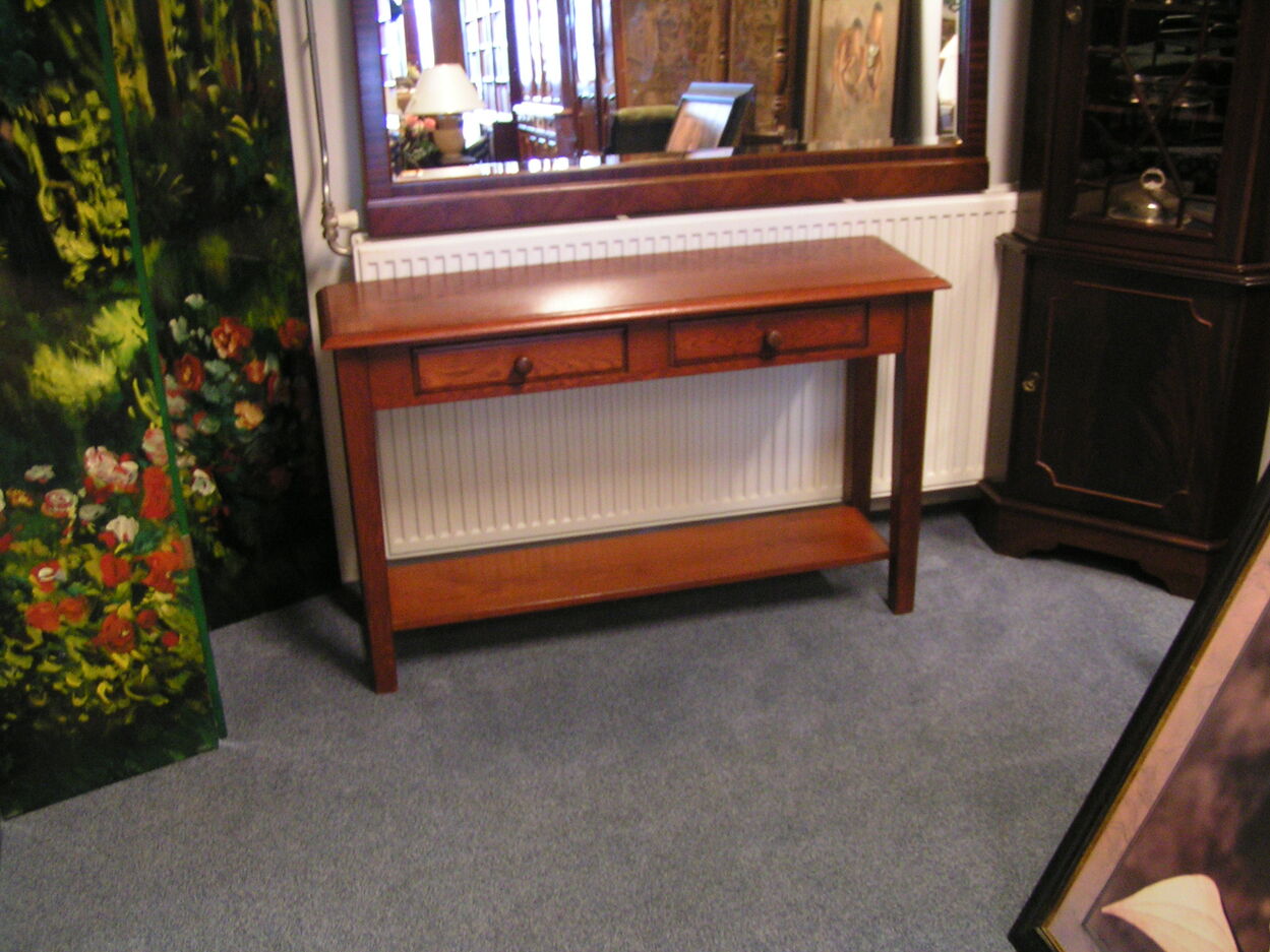 artikelnr. 1602034 Eikenhouten Sidetable in Nieuwstaat vraagprijs €195,- euro
Afm B 1.20  D 35 H 76 cm
