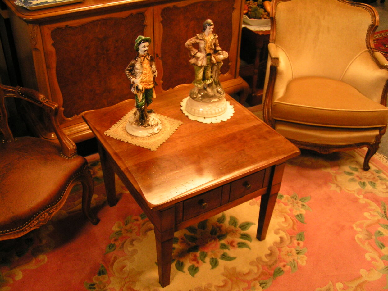 artikelnr. 1602049 Massief Kerssenhouten Bijzettafel in zeer Goede Staat prijs €149,- euro
Afm 64 x 64 x 52 cm met laden.
