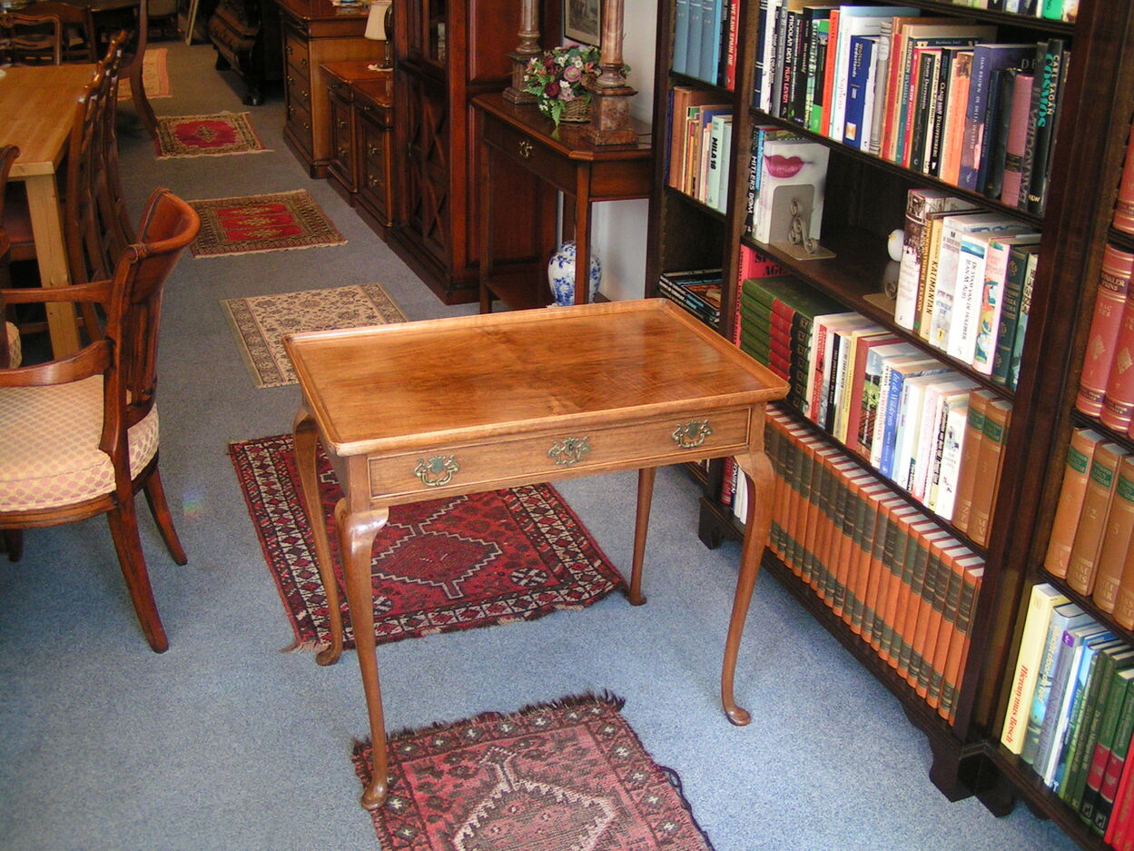 artikelnr. 1602037 Thee Tafel Queen Anne Stijl van Eikenhout 19 eeuw in Zeer Goede Staat Prijs €295,- euro
