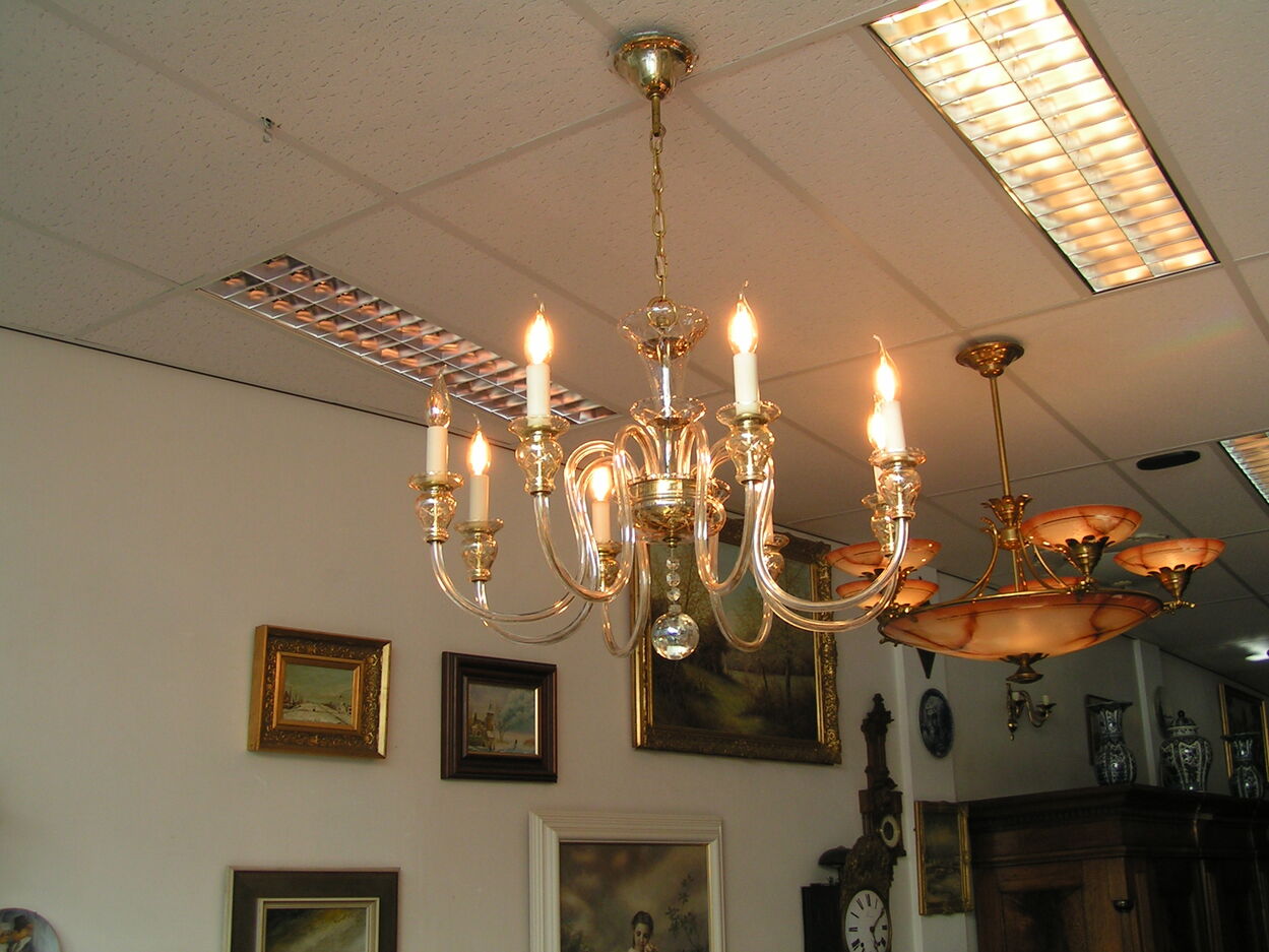 artikelnr. 1602029 Kristatallen Bohemische Kroonluchter, jaren 50 - 60 in Nieuwstaat!
Kroonluchter met 8 Armen, met twee Wandlapen bij passend 
