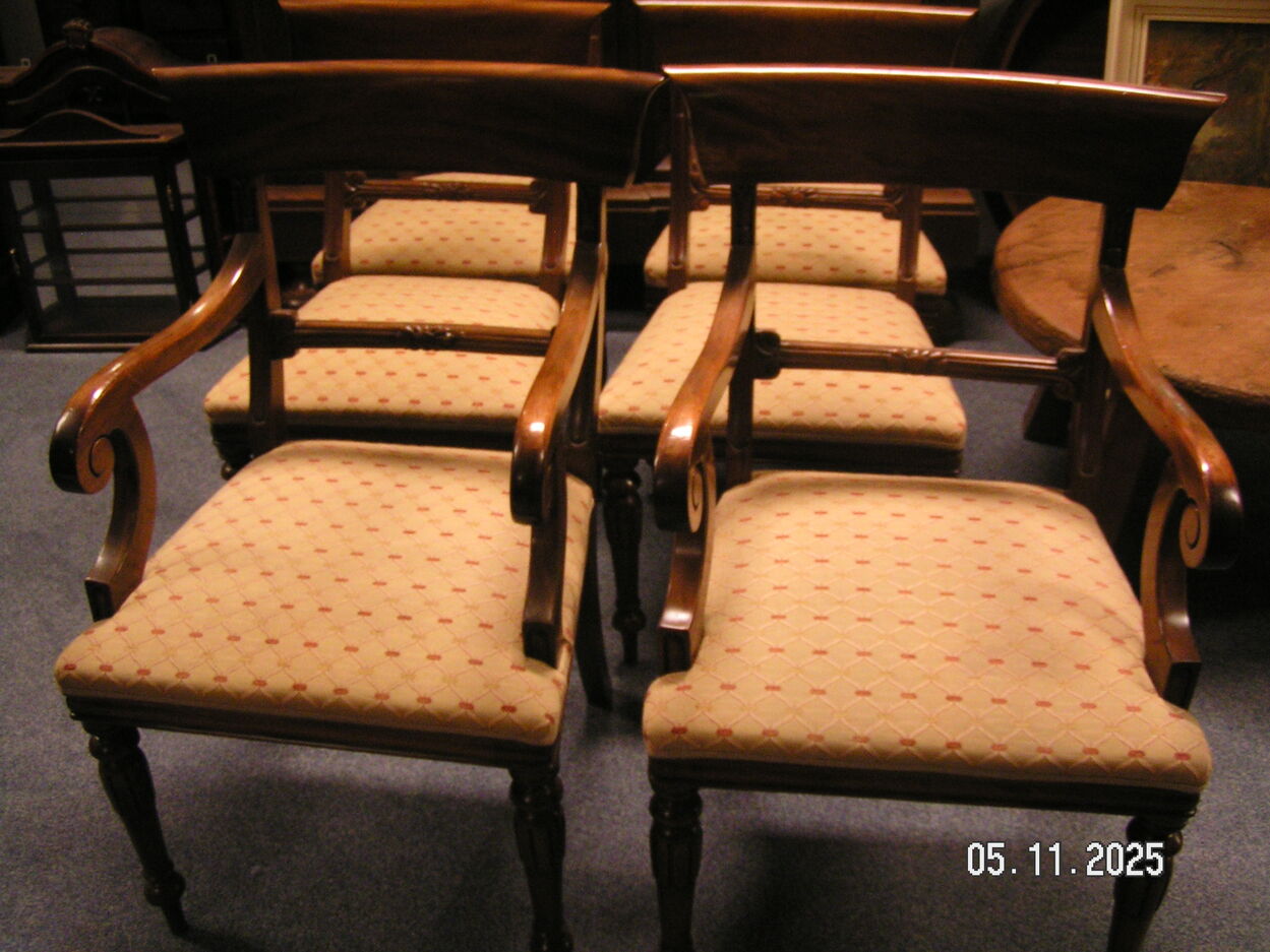 Verkocht artikelnr. 1602046 6 Massief Mahoniehouten Stoelen waar van 2 armstoelen Regency style in Nieuwstaat.
