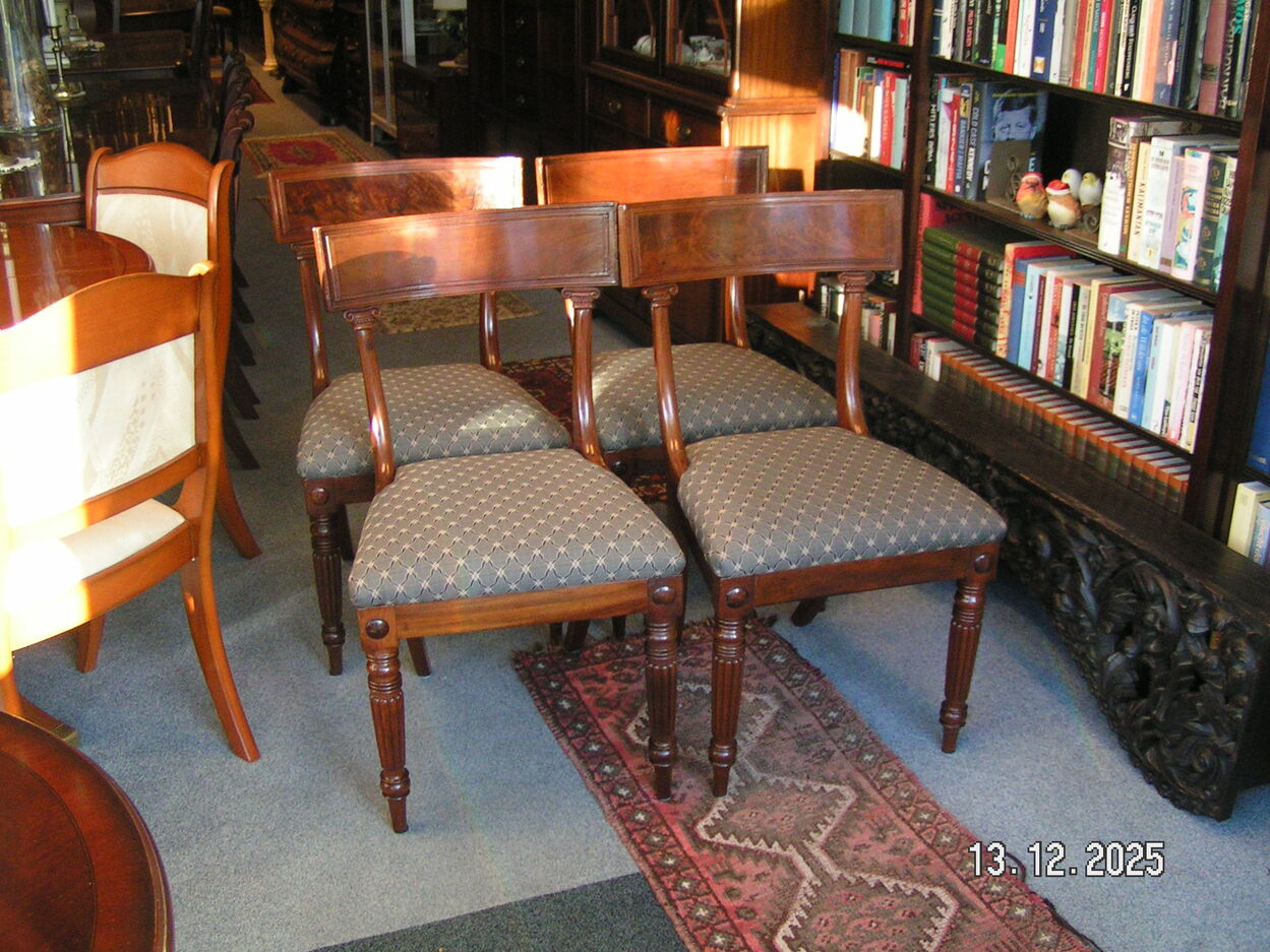 artikelnr. 1602063 Vier Antieke Engelse Mahoniehouten Eetkamerstoelen, Regency in Uitmuntende Staat. prijs €695,- euro.
