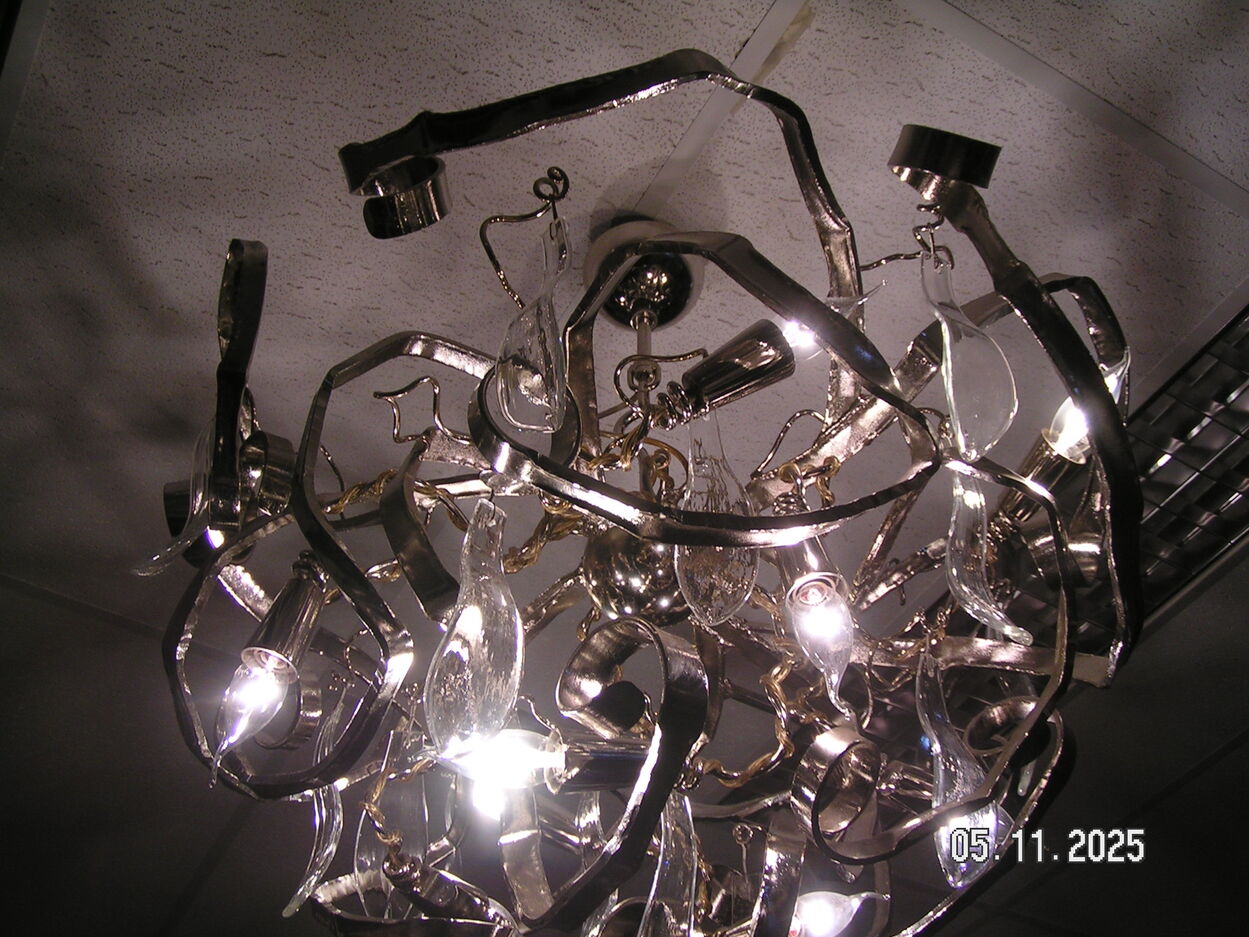 Verkocht artikelnr. 1602041 DELPHINIUM CHANDELIER William Brand, Annet van Egmond in Nieuwstaat.
