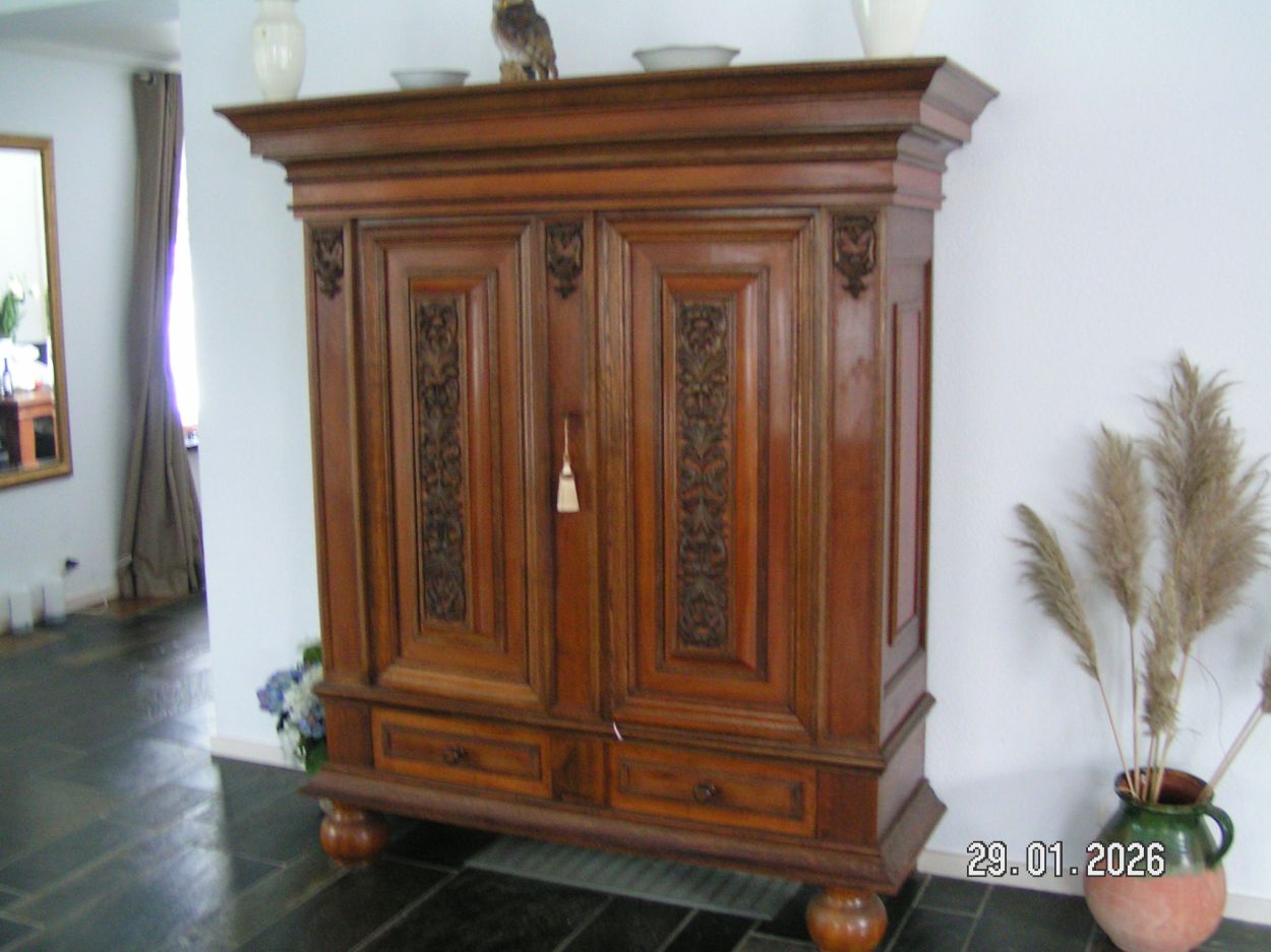 artikelnr. 1602073 Vitage Eiken Kussenkast Jaren 50 - 60 in zeer goede staat prijs € 350,- euro
Kast is voorzien van zeer mooi steek en snijwerk, en van massief eikenhout en in zeer goede staat.
Afm H 1.80 B 1.39 D 44 cm. Kap B 1.64 cm
