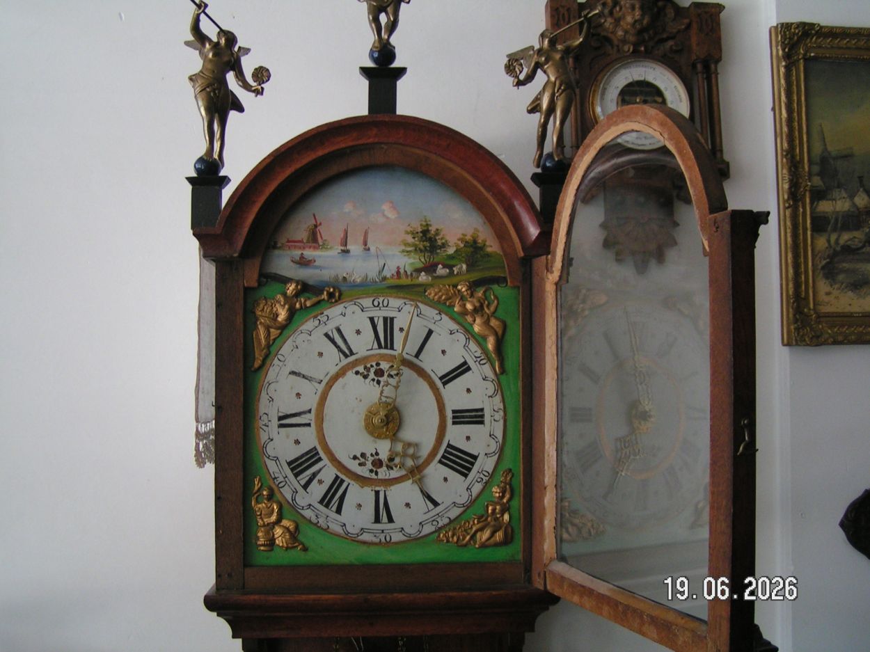artikelnr. 16020119 Antieke Friese Staartklok in Uitmuntende Staat. prijs €695,- euro
Deze zeer mooie antieke staartklok is in uitmuntende staat, uurwerk heeft pas onderhout gehad en is helemaal perfect.
Staart klok Is van een liefhebber geweest.
