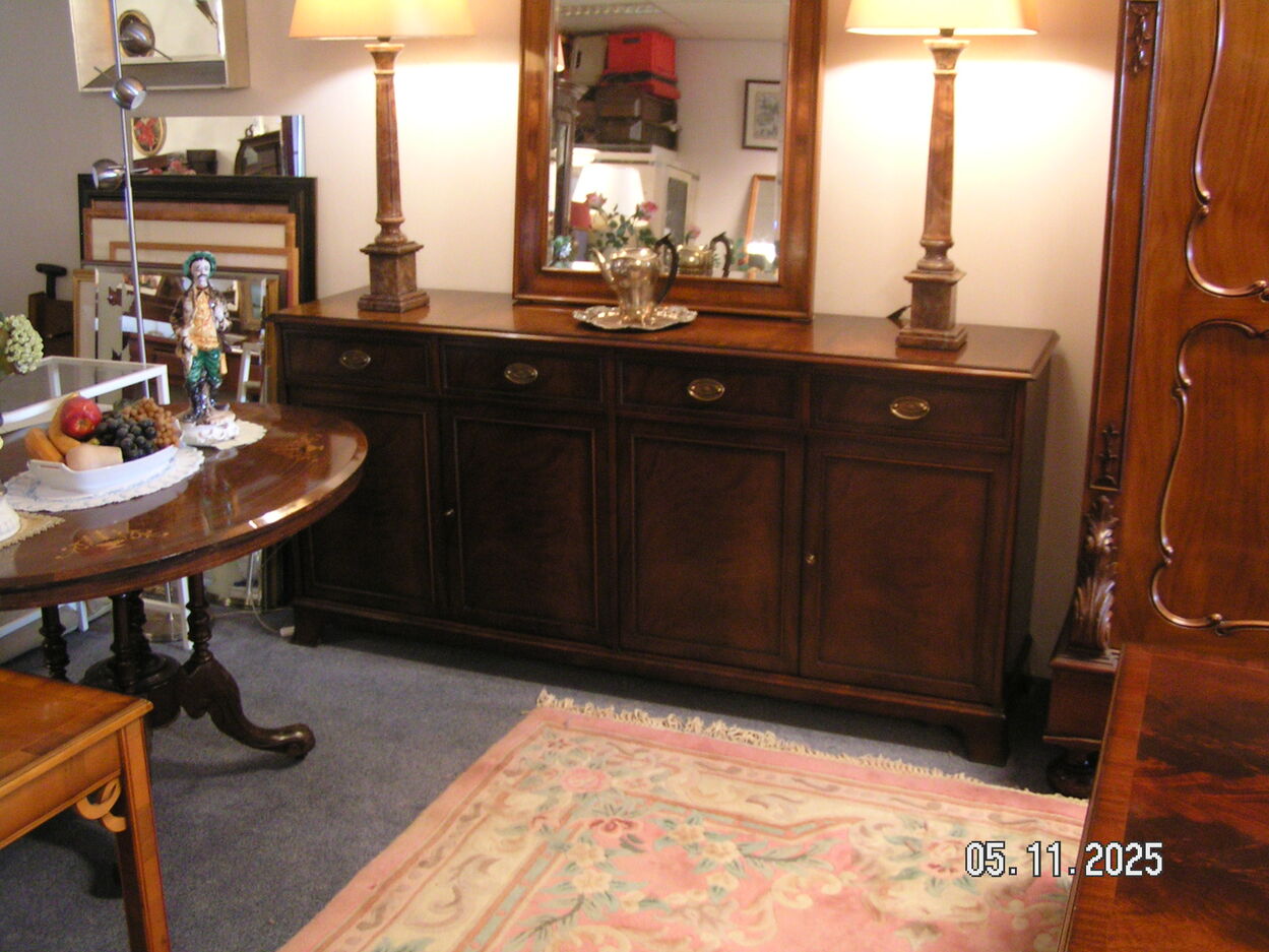 artikelnr. 1602045 HELDENSE EXCLUSIVE Dessoir van Mahonie met Intarsia Ingelegd blad. in zeer goede staat prijs €595,- euro.
Afm 180 x 45 x 85 cm. 71 x 18 x 35 inch.
