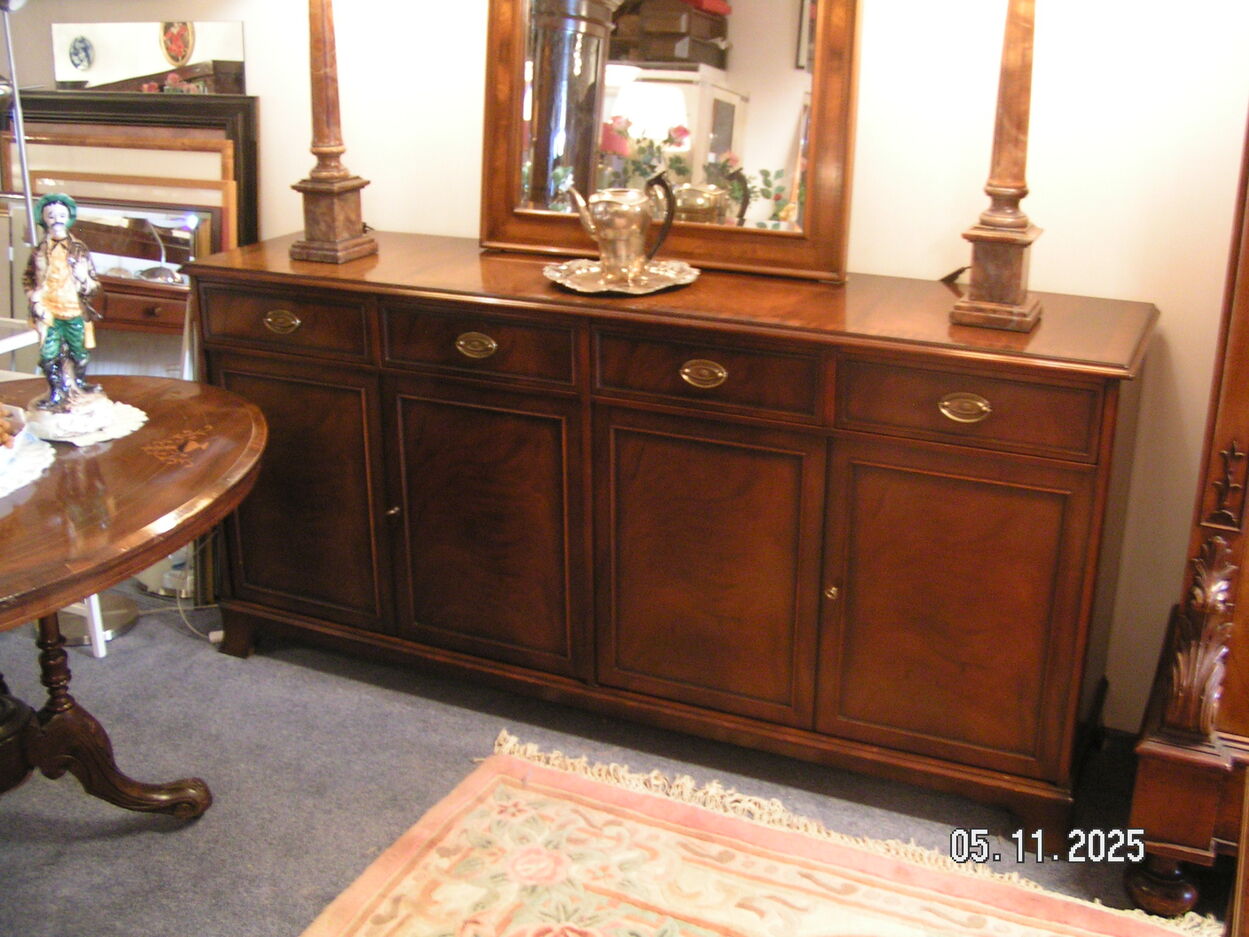 artikelnr. 1602045 HELDENSE EXCLUSIVE Dessoir van Mahonie met Intarsia Ingelegd blad. in zeer goede staat prijs €595,- euro.
Afm 180 x 45 x 85 cm.  71 x 18 x 35 inch.
