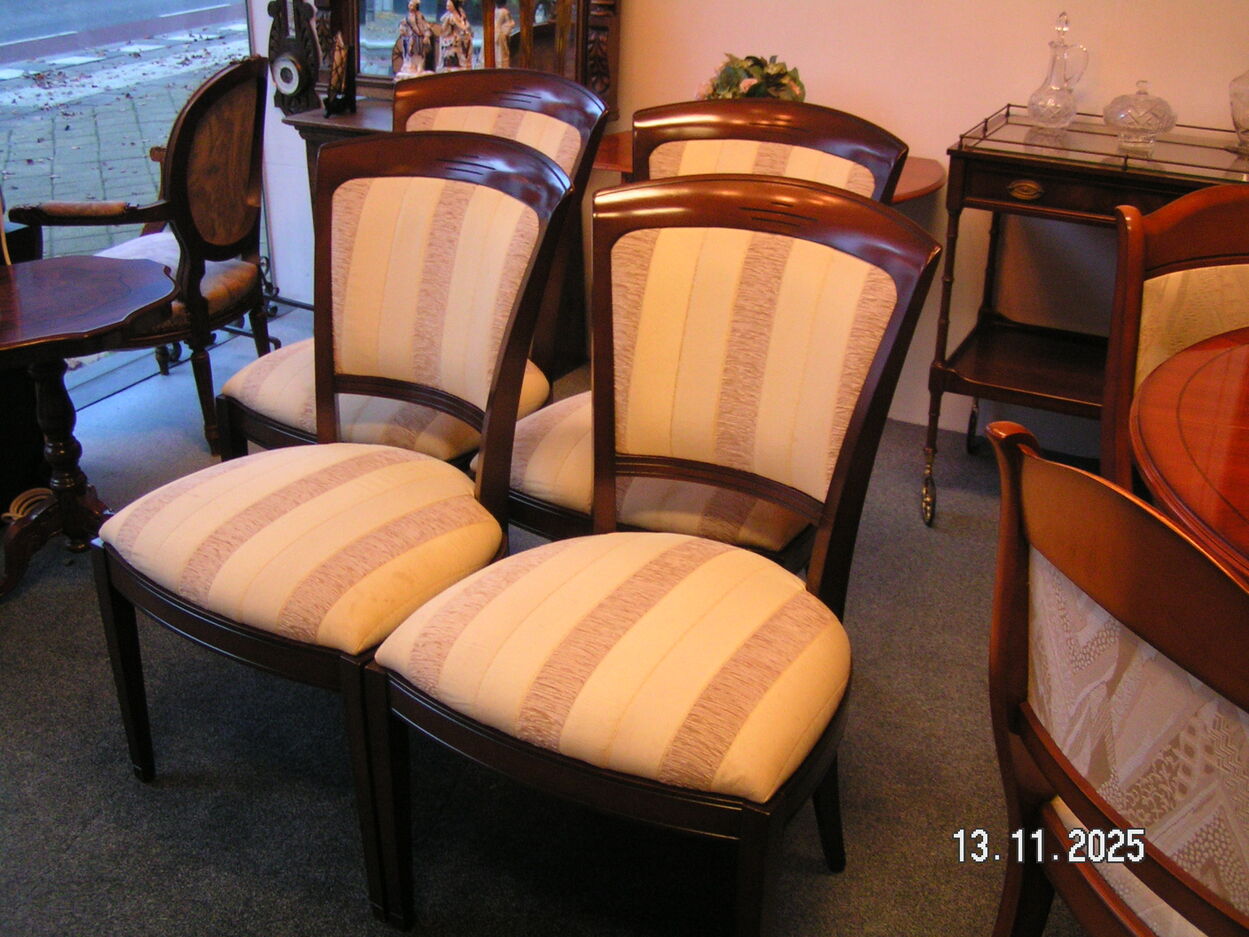 artikelnr. 1602053 HELDENSE EXCLUSIVE Heppelewhite Stoel in Nieuwstaat €699,- euro.
Stoel met verende gestoffeerde rug en zitting.
Afm 53 x 62 x 92 cm.
21 x 24 x 36 inch.
