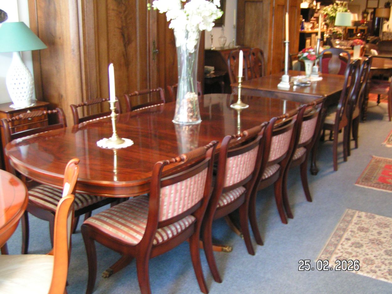 artikelnr. 1602098. HELDENSE EXCLUSIVE Grote Mahonie Coulisse Tafel in Nieuwstaat prijs €2250,- euro
Afm L 230 B1 m H 76 cm
Eventueel met 8 stoelen ook van de Heldense.
