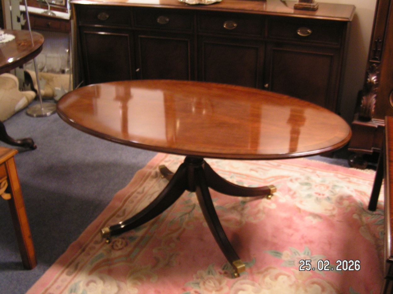 artikelnr. 16020100 HELDENSE EXCLUSIVE Mahonie Ovale Salontafel In Nieuwstaat, prijs €349,- euro
Salon tafel staat op messing wielen met intarsia Ingelegd blad.
Afm B 75 L 130 cm
