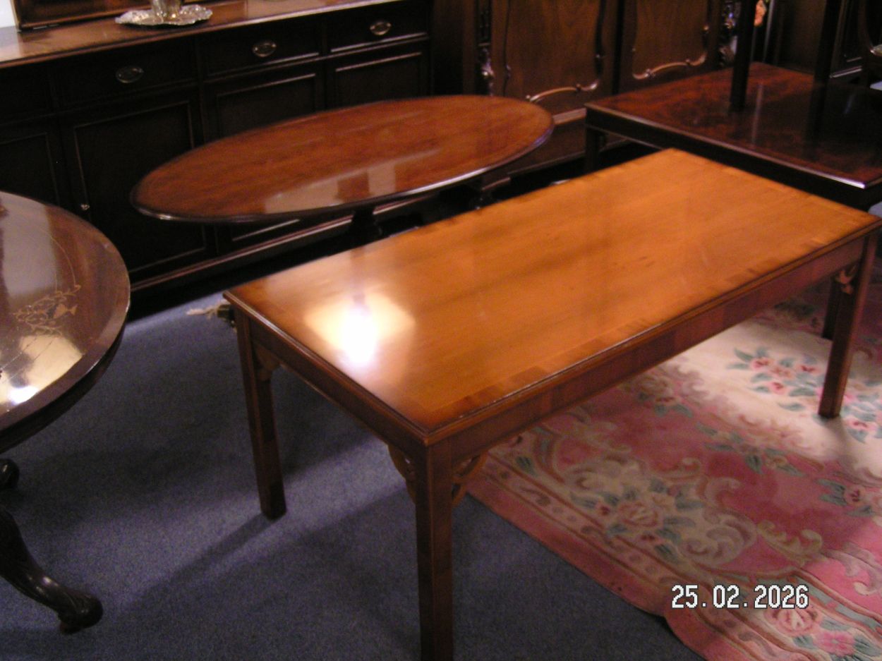 artikelnr. 16020101 HELDENSE EXCLUSIVE Salontafel van Taxus in Nieuwstaat prijs, € 325,- euro 
Salontafel met intarsia ingelegd blad.
Afm B 65 L 135 H 55 cm
