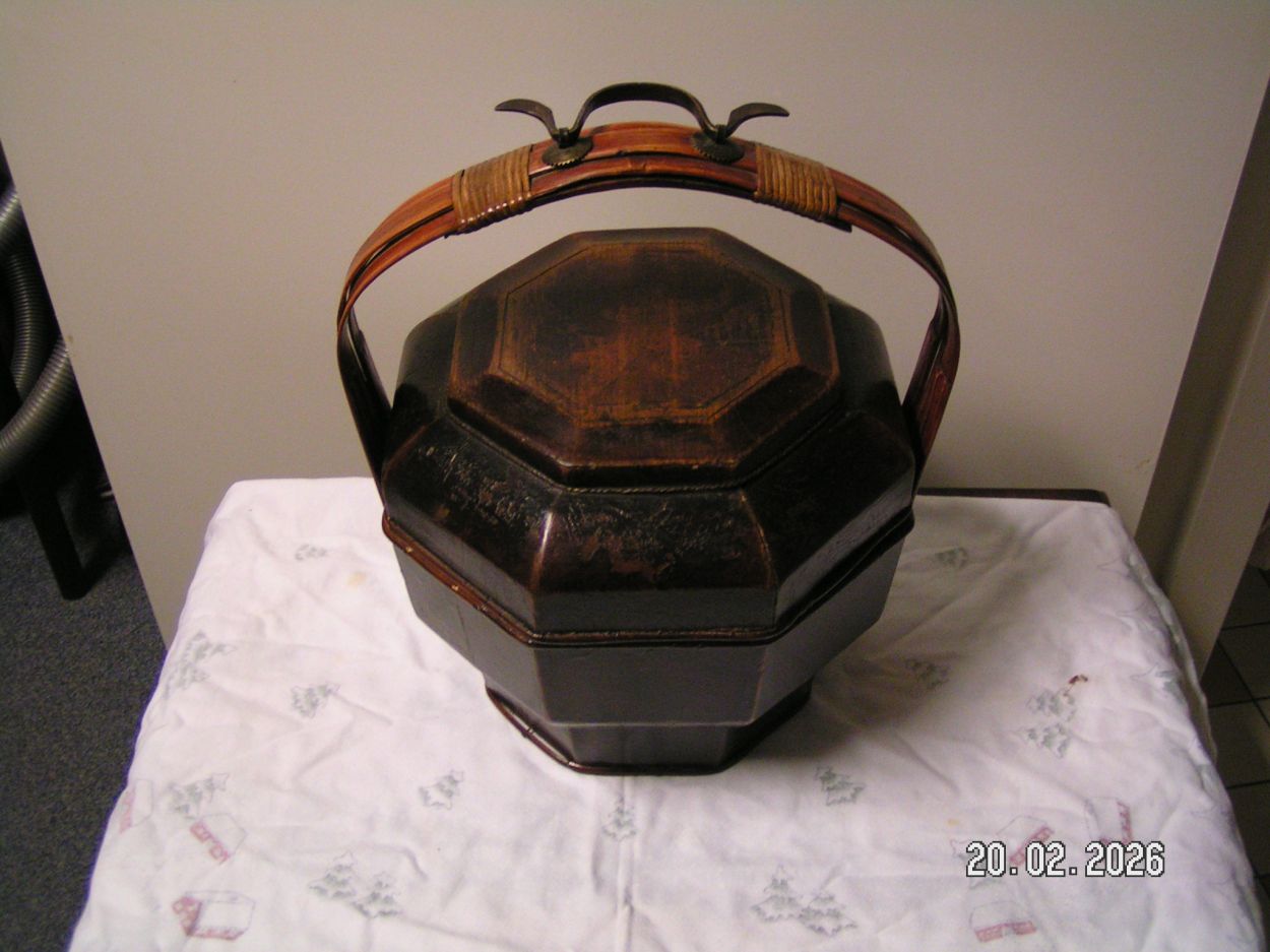 artikelnr. 1602087 Antique Chinese Lacquered Wedding in Zeer Goedestaat. prijs €175,- euro
