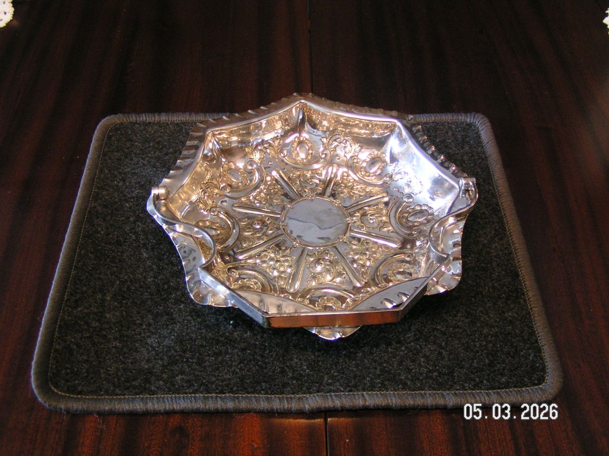 artikelnr. 16020102 Verzilverde Fruitschaal Zeer Mooi Gedecoreerd. vraagprijs €75,- euro
Afm B 24 H 6 cm
