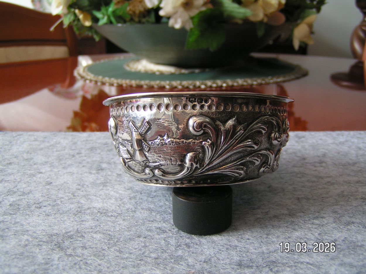 artikelnr. 16020109 Antieke Zilveren Roomkom 2e Gehalte in Uitmutende staat, prijs €119,- euro
Afm doorsnede 8.5 H 5 cm.
