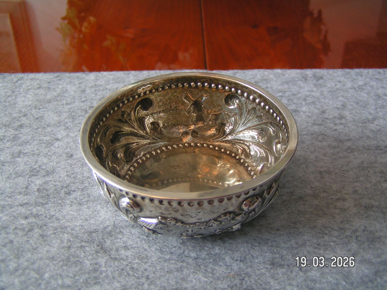 artikelnr. 16020109 Antieke Zilveren Roomkom 2e Gehalte in Uitmutende staat, prijs €119,- euro
Afm doorsnede 8.5 cm H 5 cm.
