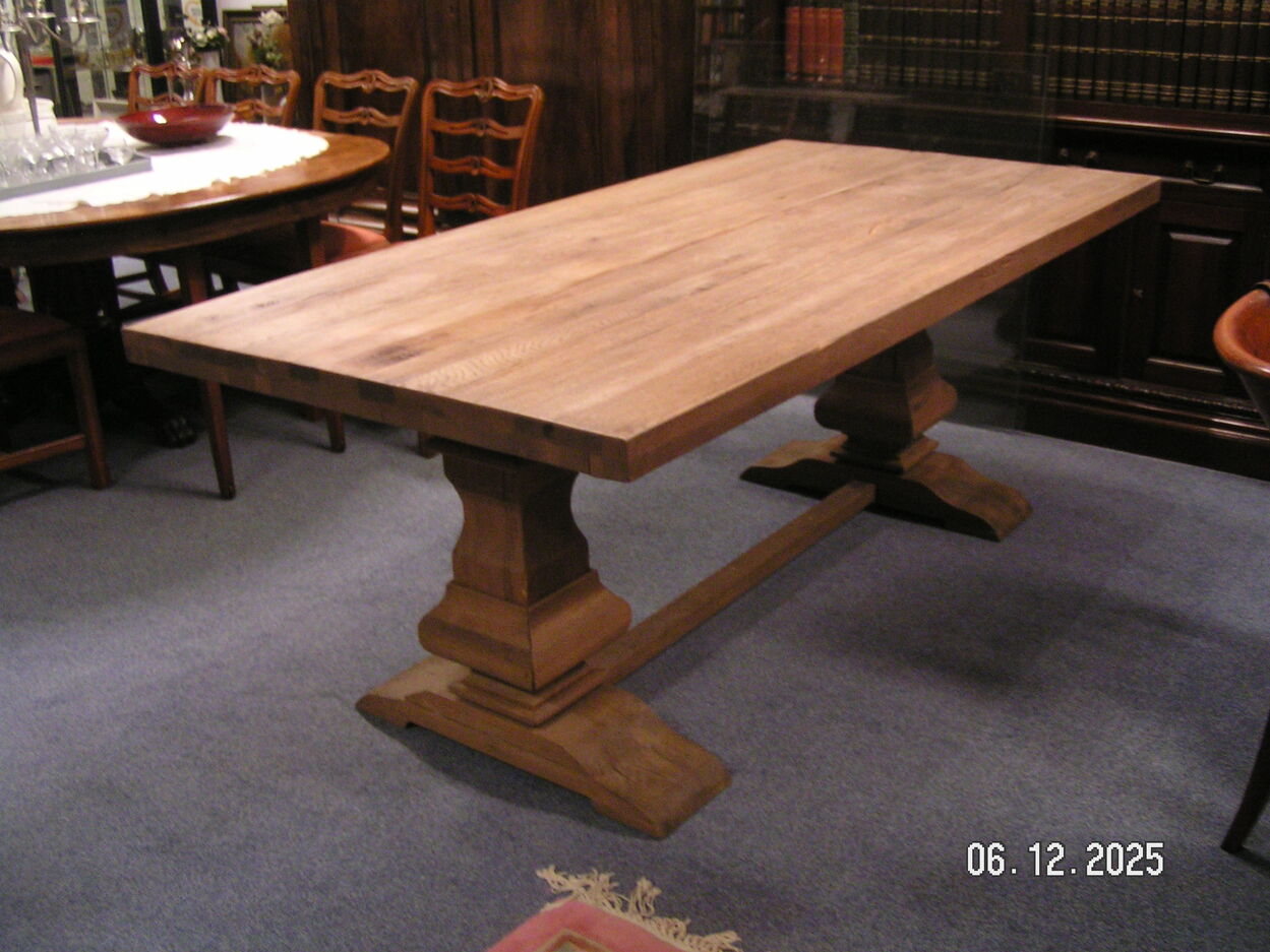 artikelnr. 1602056 Klooster Tafel Massief Eikenhout in Nieuwstaat! prijs €995,- euro.
Tafel is van Gerecycled Eikenhout,
Afm B 1 m L 2 m H 77 cm
