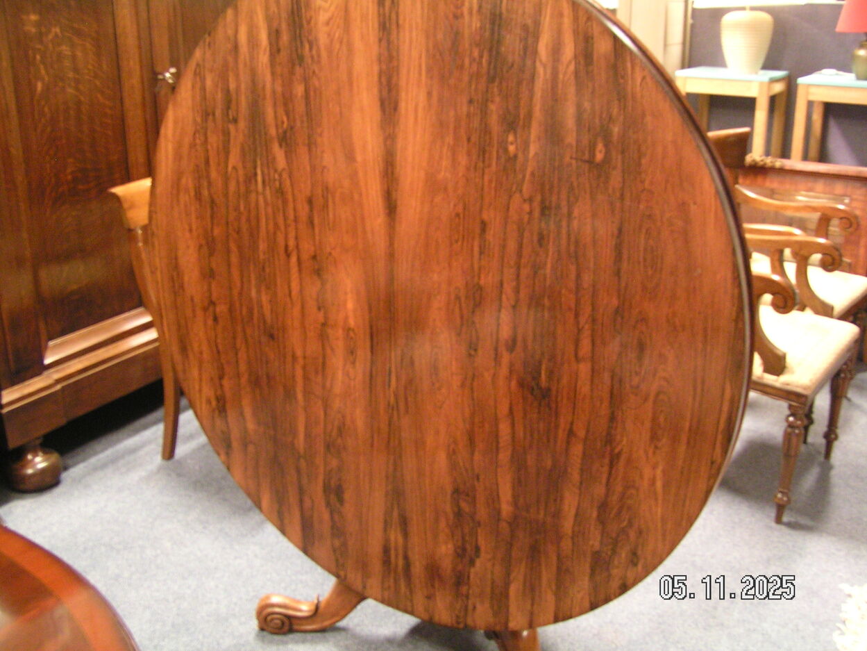 artikelnr. 1602047 Antieke Victoriaanse Carveld Palissanderhout Deining Table Zeer Goede Staat prijs €2250,- euro
Deining Table 1860 Tafel is Helemaal Perfect in Museum Quality!
Afm 130 x 72 cm. deze Tilttop Tafel staat op Wielen.
