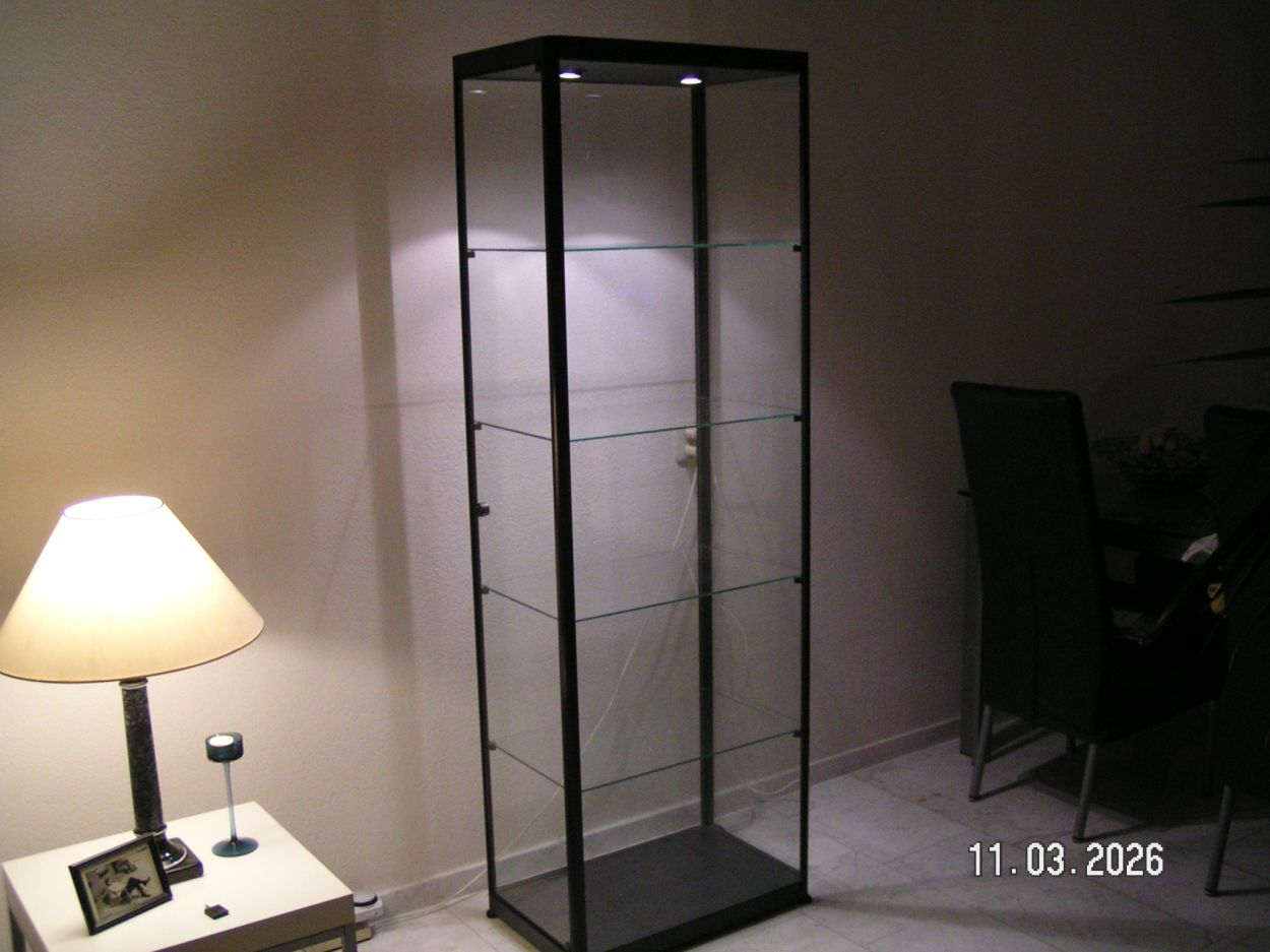artikelnr. 16020106 Vitrine Kast Geanodiseerd Zwart Rondom Gehard Glas in Nieuwstaat, prijs €595,- euro
Rondom gehard glas, draaideur met slot aan de zijkant 2 halogeenlampen verstelbaar, vitrine is in nieuwstaat.
Afm B 60 D 38 H 1.78 cm.
