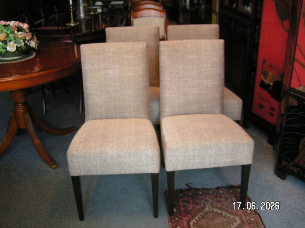 artikelnr 16020116 Vier BENCH Eetkamerstoelen met beige stof bekleed in Nieuwstaat prijs €450,- euro.
