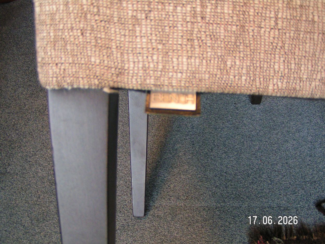 artikelnr 16020116 Vier BENCH Eetkamerstoelen met beige stof bekleed in Nieuwstaat prijs €450,- euro.

