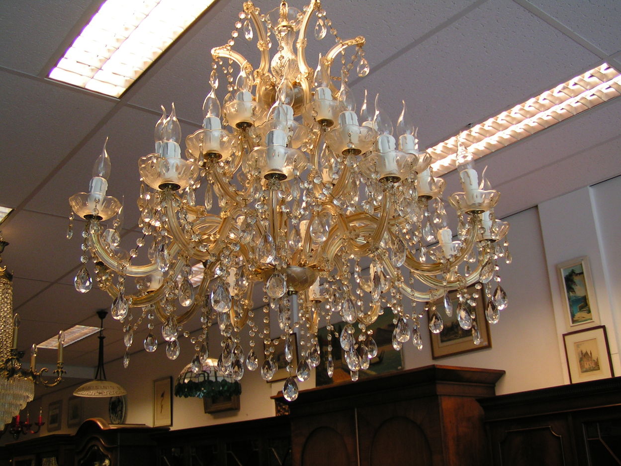 Verkocht 00485 Kristallen Kroonluchter met 28 lampen
1 bij 1 meter doorsnede.

hoogte: 1.20m

met kristallen pegels
Keywords: Kristallen Kroonluchter met 28 lampen
