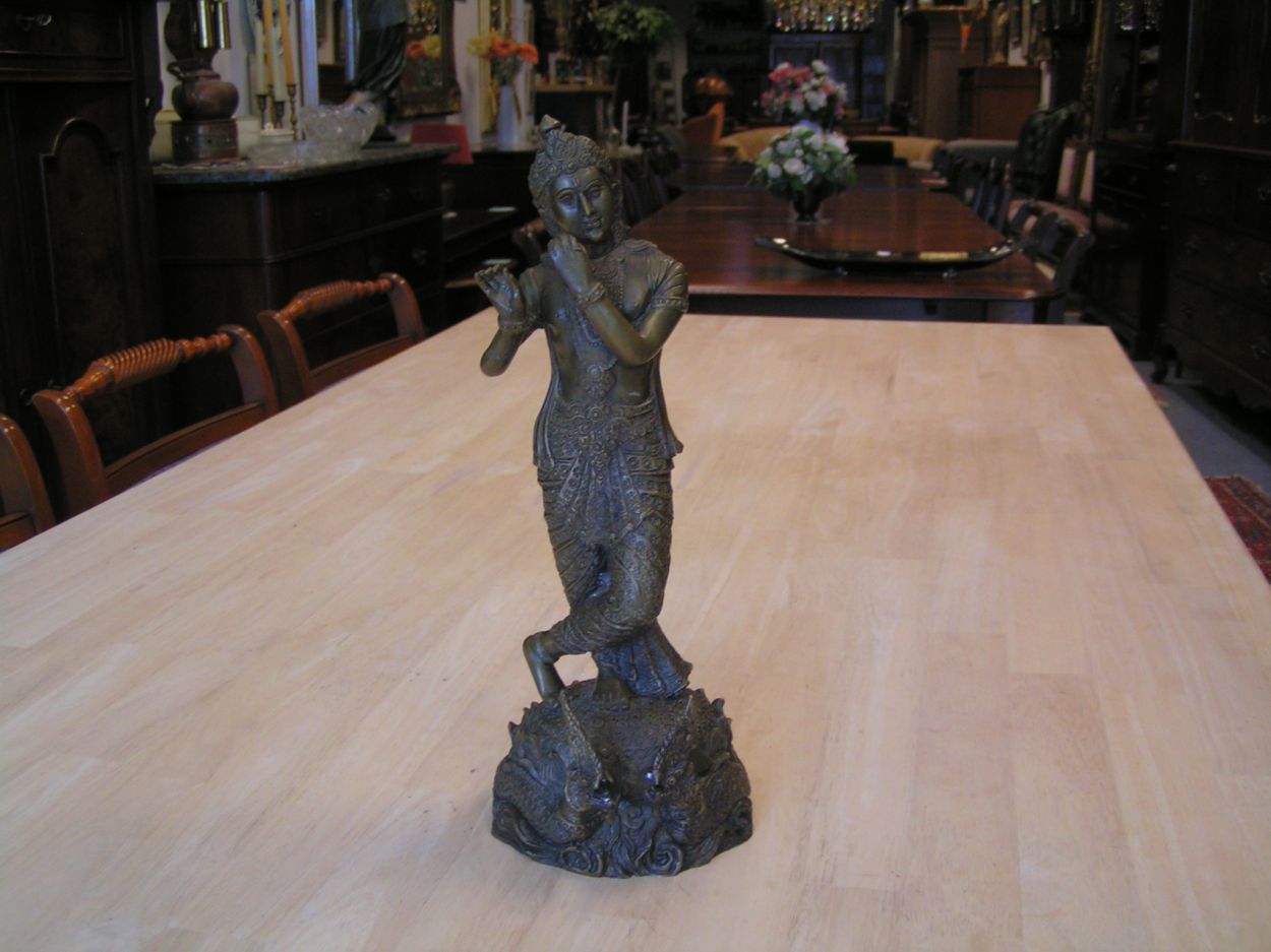 Verkocht artikelnr. 001128b Bronzen beeld Krishna India
brons: hoogte 36cm , fluit ontbreekt, verder in perfecte staat.
Keywords: Bronzen beeld Krishna India