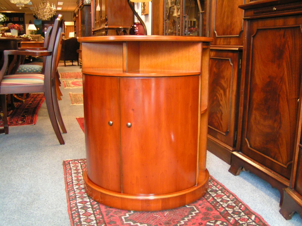 Verkocht artikelnr. 1600225 Heldense Exclusive Taxus Draaibare Cocktailbar Nieuwstaat
Heldense Exclusive Taxus Draaibare Cocktailbar Nieuwstaat! 
Met flessen en glazenrek, voorzien van boekenvakken, bergruimte Achter 2 deuren en 2 zijdig uitschuifbaar serveerplateau.
Met intarsia ingelegd blad.



afmetingen: 63 x 63 x 73 cm
25 x 25 x 29 inch.


Keywords: Heldense Exlusive Taxus Draaibare Cocktailbar Nieuw.