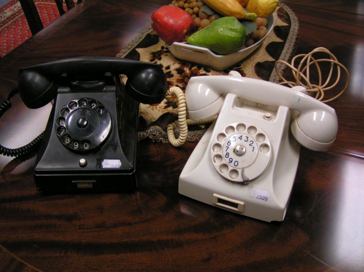 artikelnr. 00918 Ouderwetse Telefoons: prijs zie omschrijving 
zwart model: 35 euro
wit model 25 euro
Keywords: ouderwetse telefoons